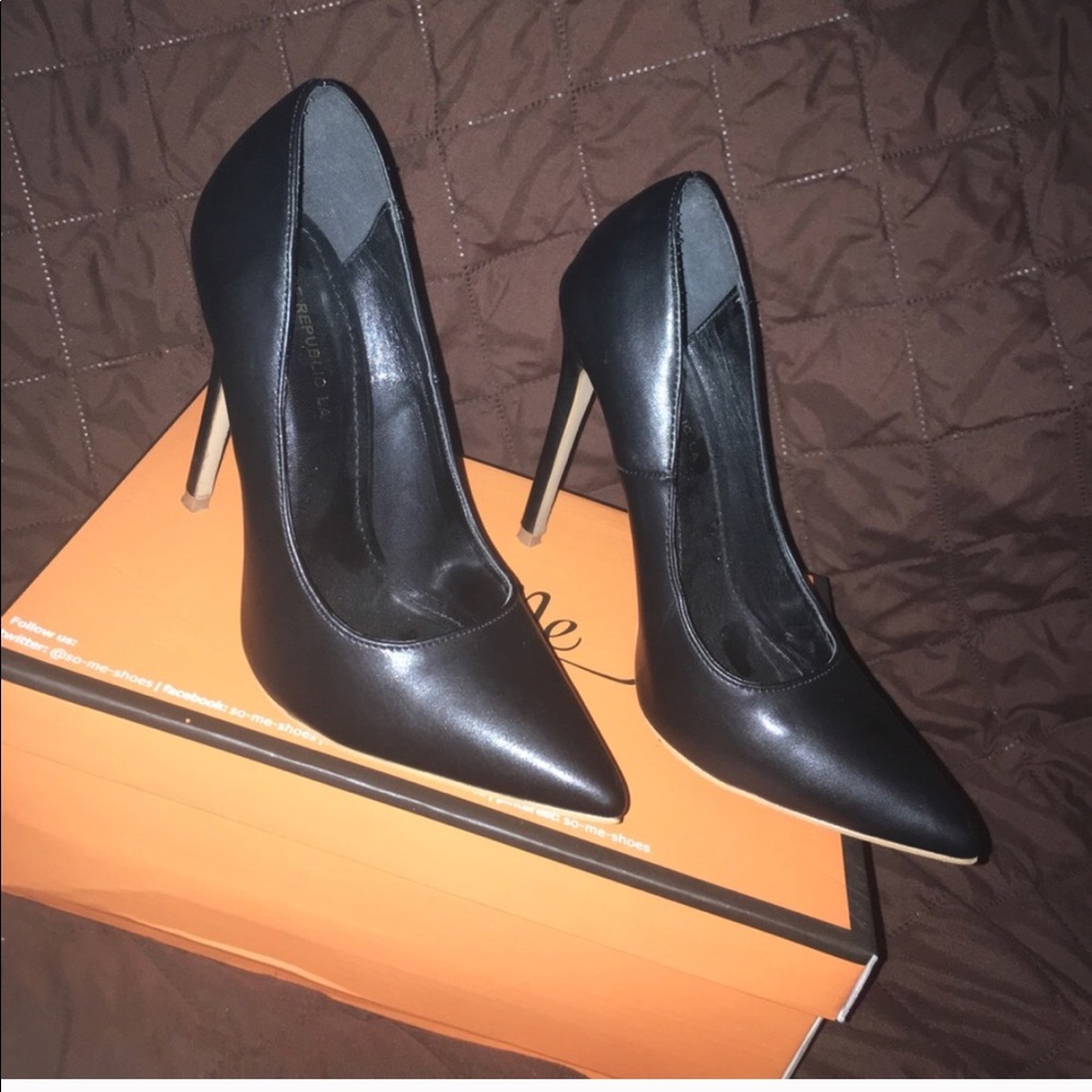7.5 Black leather pumps